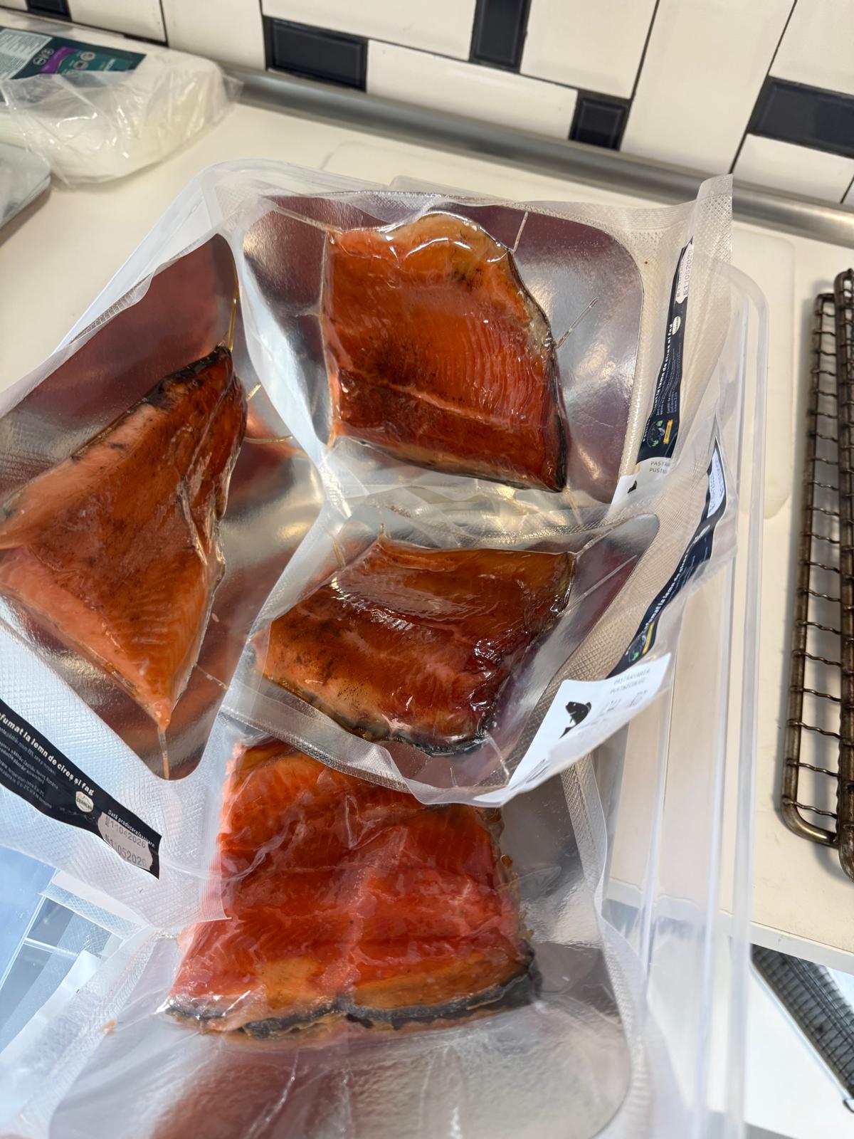 Pastrav Somonat afumat la rece (lemn de cires si fag) ± 250g